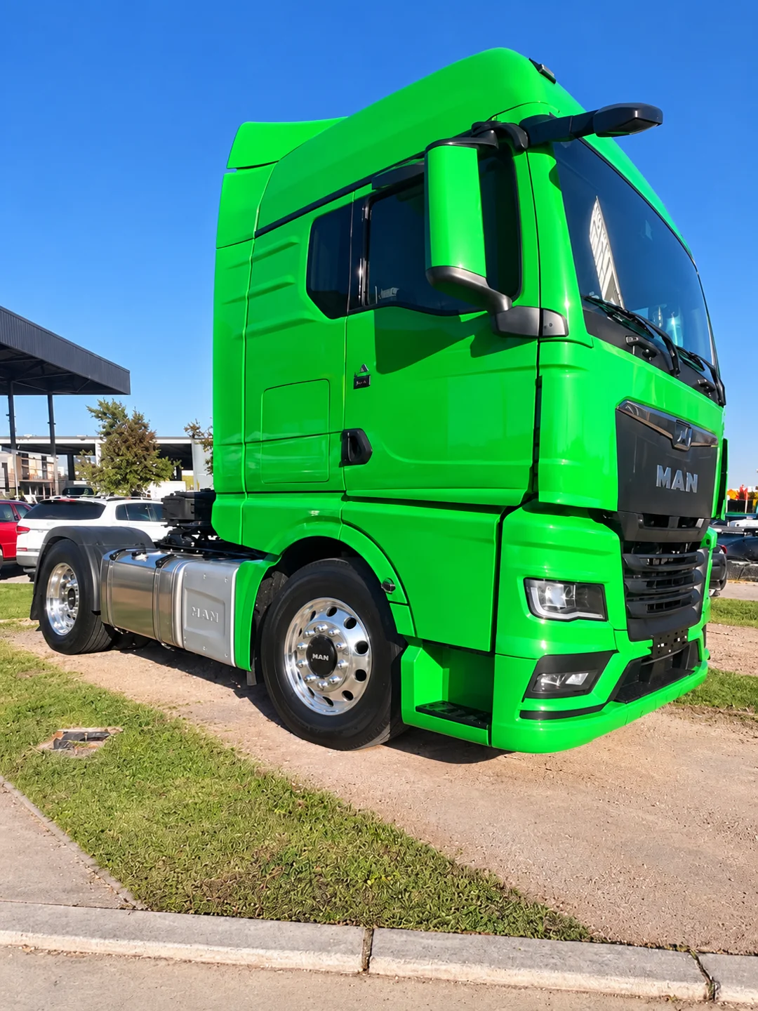 Nuevo camión MAN de cabina verde incorporado a la flota de TRANSGASA